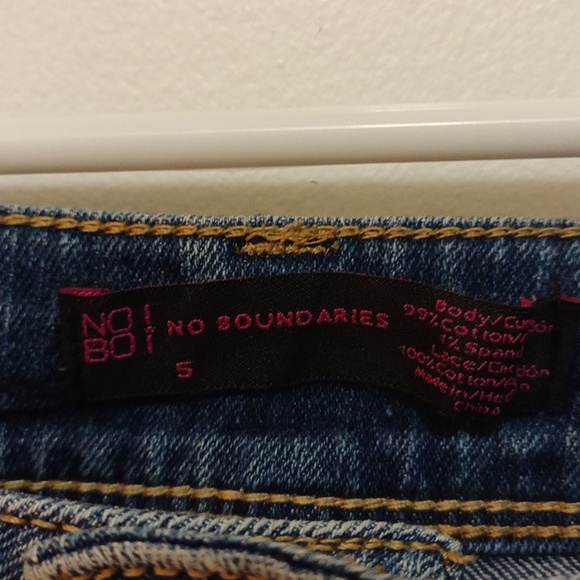 No boundaries denim shorts zipper/button up. Lace apron on front. Size 5 - Picture 3 of 6